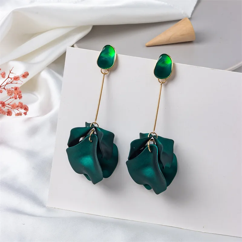Retro European And American Style Red Petal Leaf Earrings display picture 3