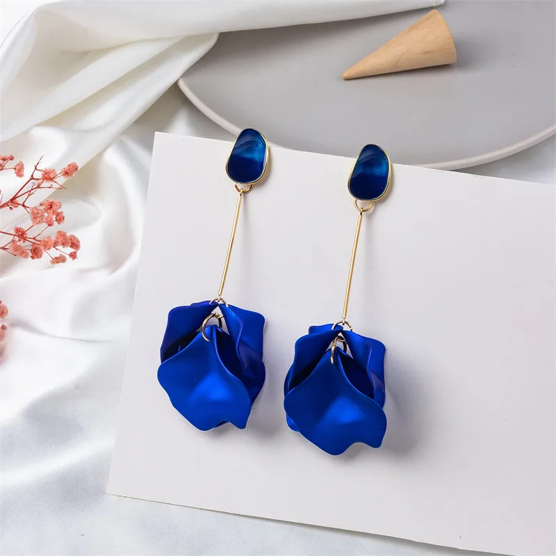 Retro European And American Style Red Petal Leaf Earrings display picture 4