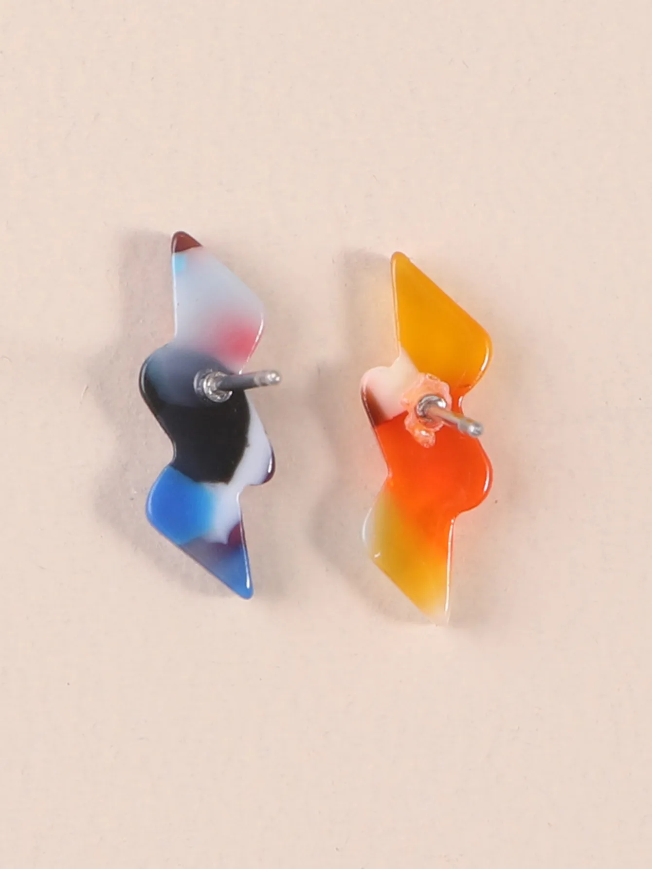Simple Style Heart Shape Lightning Arylic Heart Arylic Ear Studs 1 Pair display picture 4