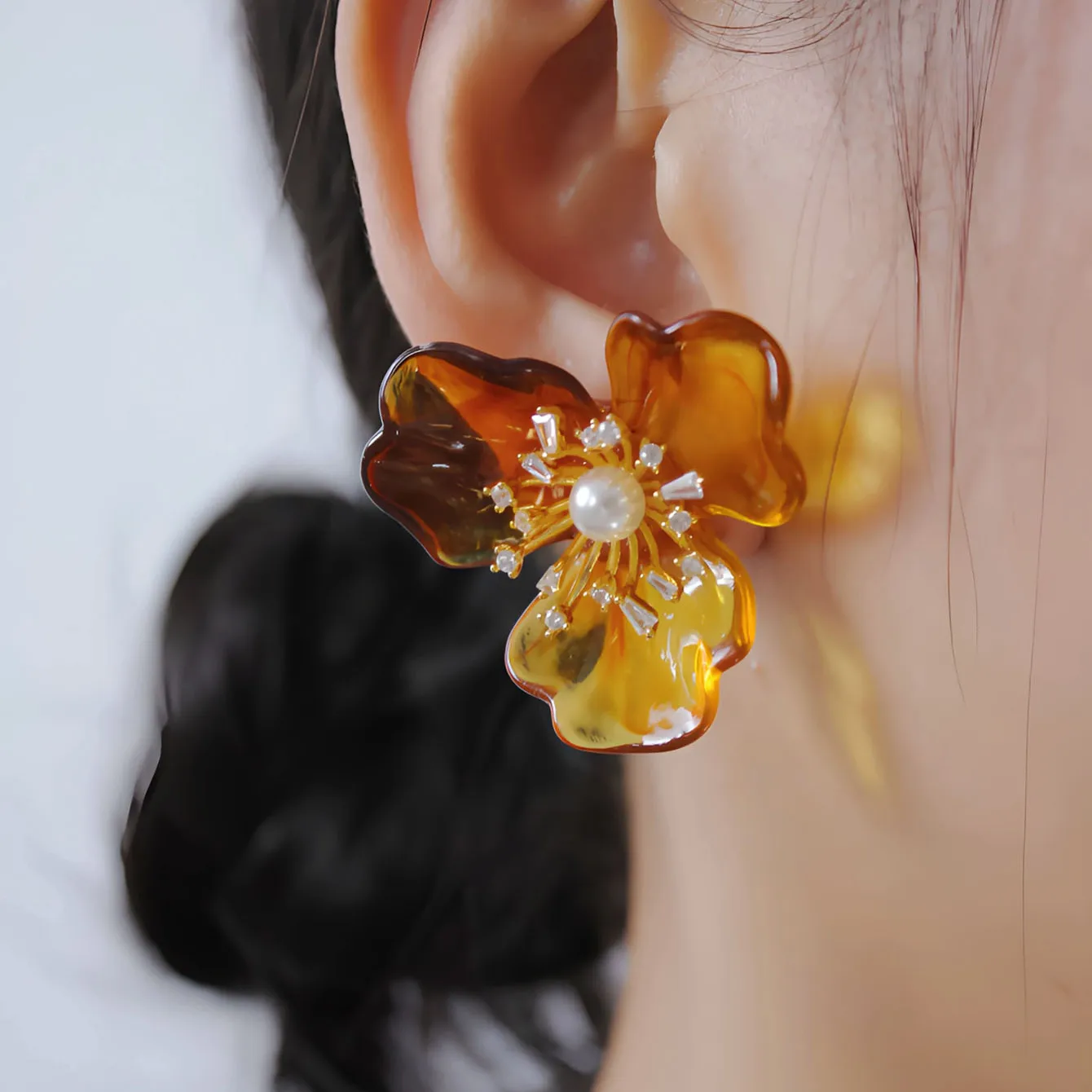 1 Pair Elegant Retro Flower Plating Inlay Imitation Pearl Resin Copper Zircon 18k Gold Plated Ear Studs display picture 4