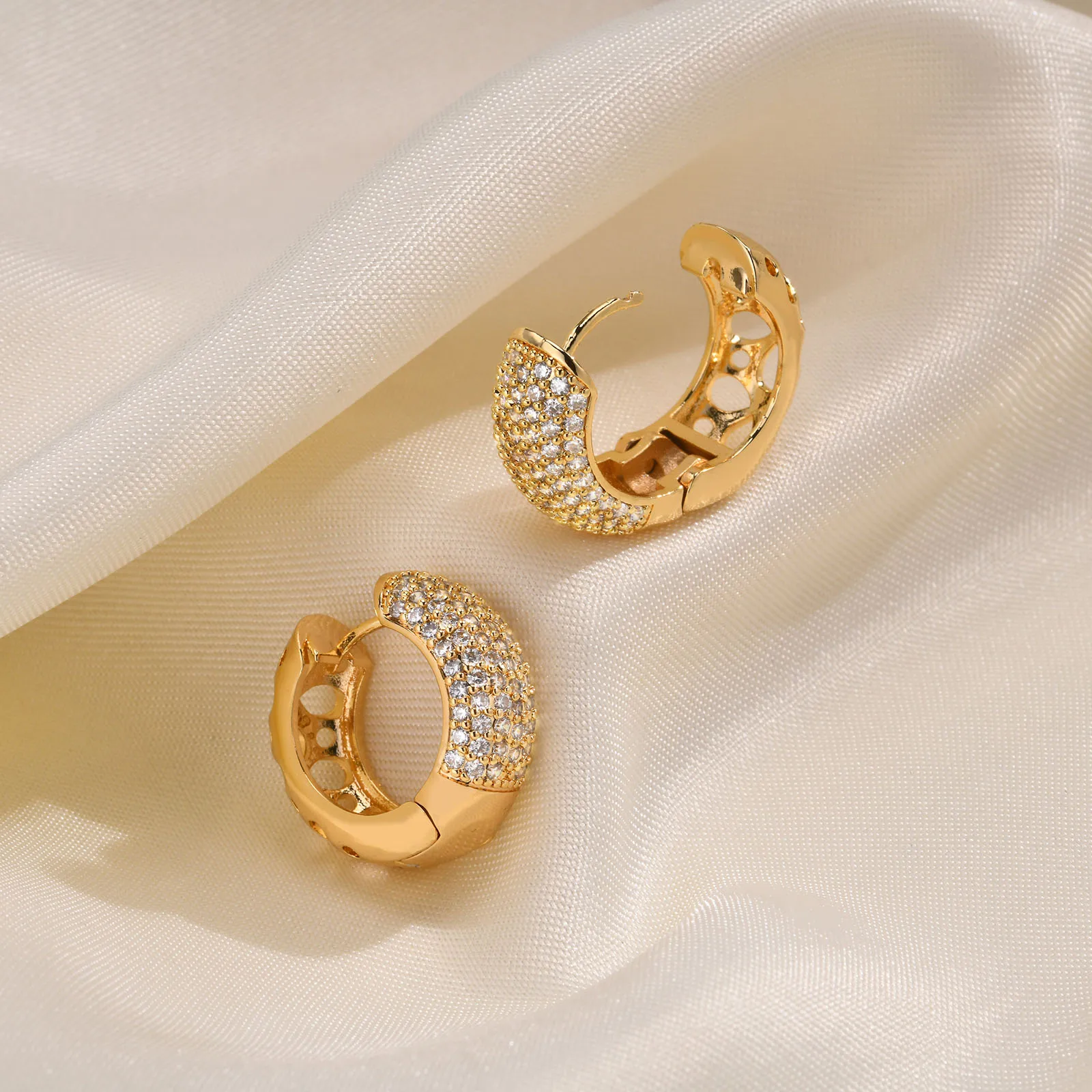 1 Pair IG Style Vintage Style U Shape Plating Inlay Brass Zircon Hoop Earrings display picture 3