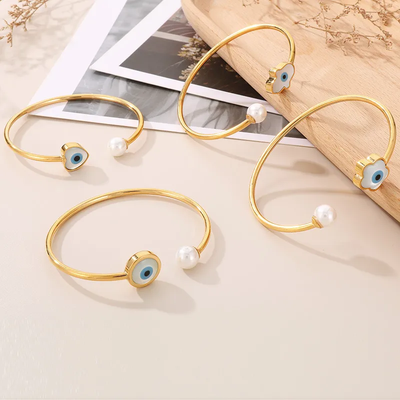 Elegant Simple Style Devil's Eye Heart Shape Stainless Steel 18K Gold Plated Artificial Pearls Bangle In Bulk display picture 1