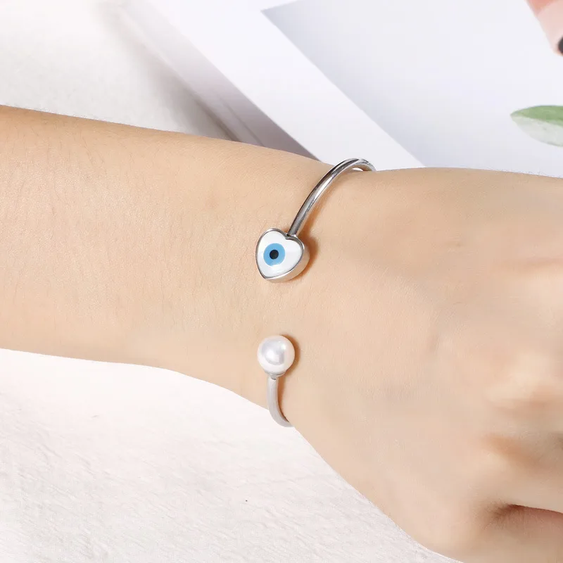 Elegant Simple Style Devil's Eye Heart Shape Stainless Steel 18K Gold Plated Artificial Pearls Bangle In Bulk display picture 6
