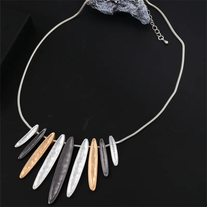 Elegant Exaggerated Geometric 304 Stainless Steel Zinc Alloy Plating K Gold Plated Rhodium Plated Women's Necklace display picture 12