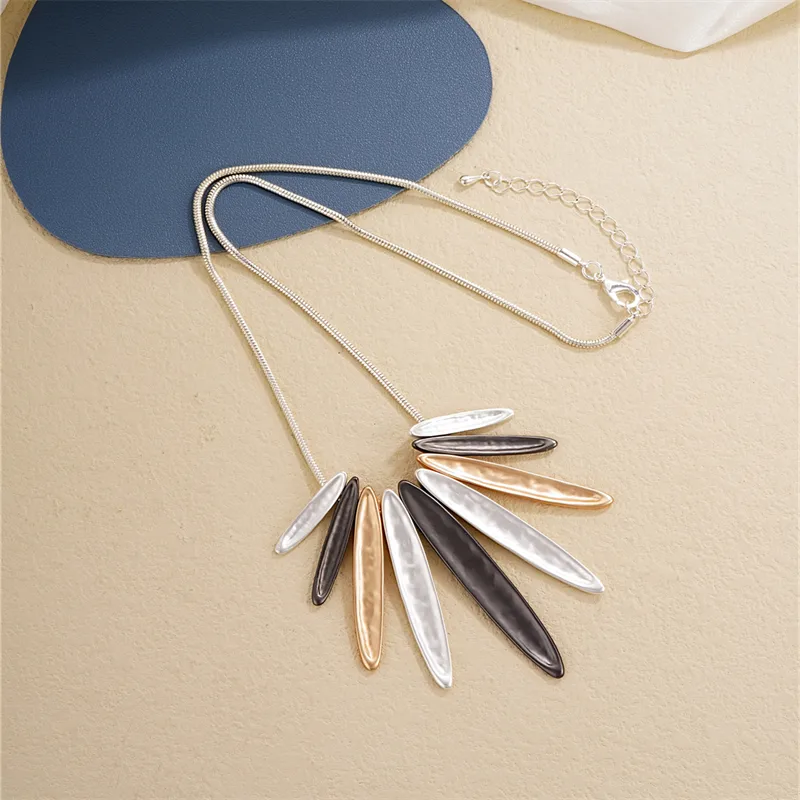 Elegant Exaggerated Geometric 304 Stainless Steel Zinc Alloy Plating K Gold Plated Rhodium Plated Women's Necklace display picture 18