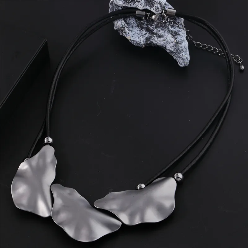 Elegant Exaggerated Geometric 304 Stainless Steel Zinc Alloy Plating K Gold Plated Rhodium Plated Women's Necklace display picture 23