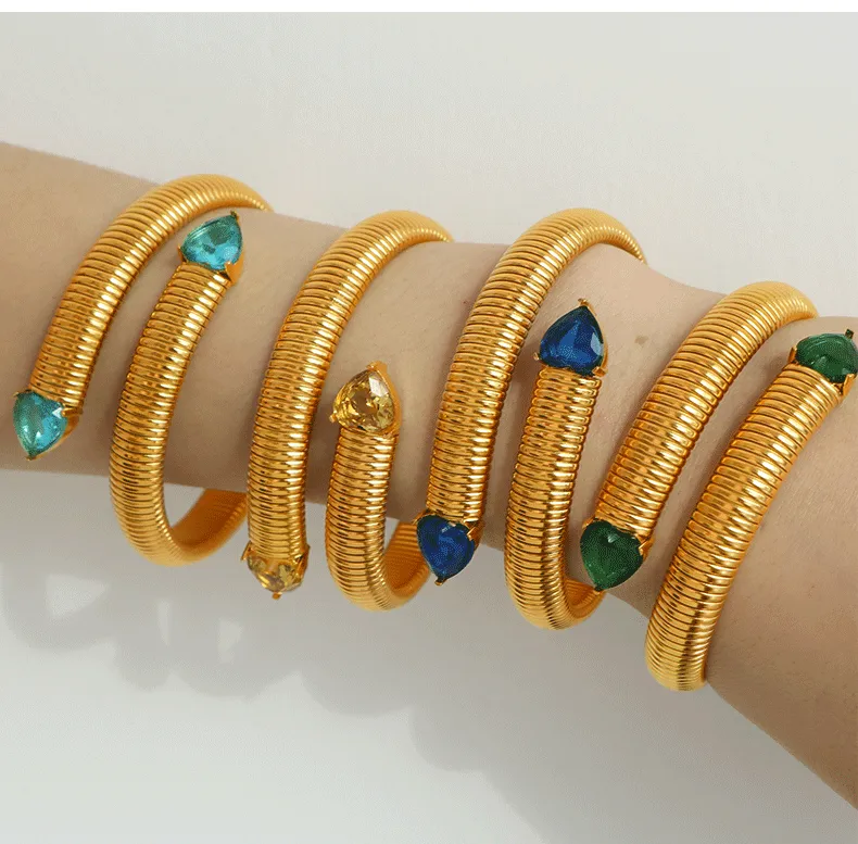 Retro Punk Heart Shape Titanium Steel 18K Gold Plated Zircon Bangle In Bulk display picture 8