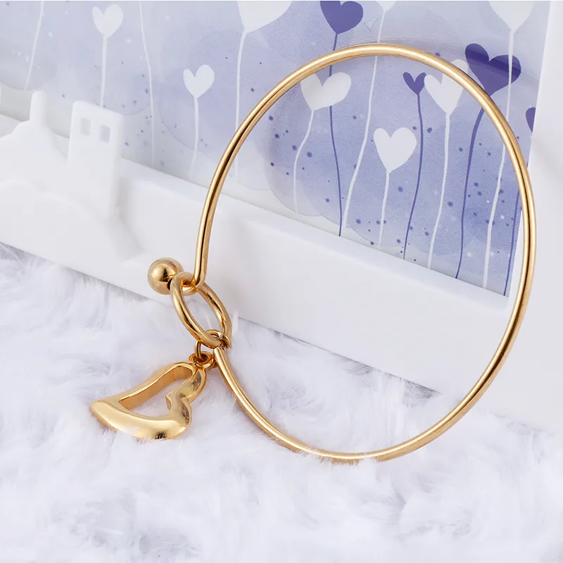 Elegant Modern Style Heart Shape Stainless Steel Titanium Steel 18K Gold Plated Bangle In Bulk display picture 3