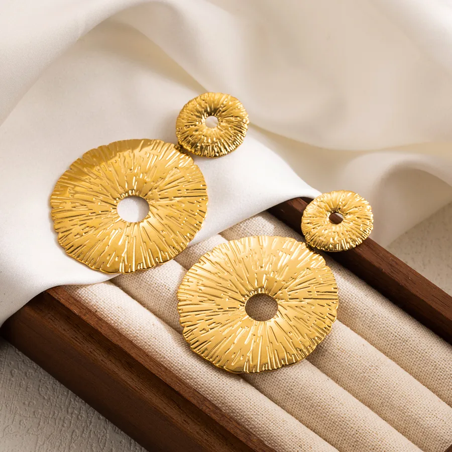 1 Pair Cool Style Round Leaves Flower Pleated Stainless Steel Drop Earrings display picture 1