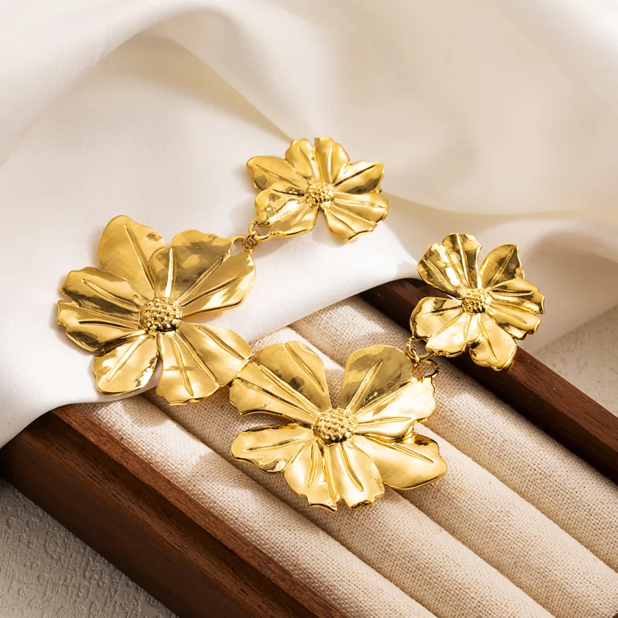 1 Pair Cool Style Round Leaves Flower Pleated Stainless Steel Drop Earrings display picture 3