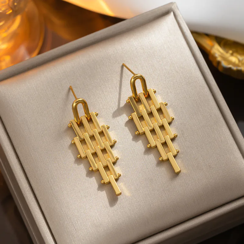 1 Pair Casual Elegant Lady C Shape Geometric Plating Stainless Steel 18k Gold Plated Ear Studs display picture 2