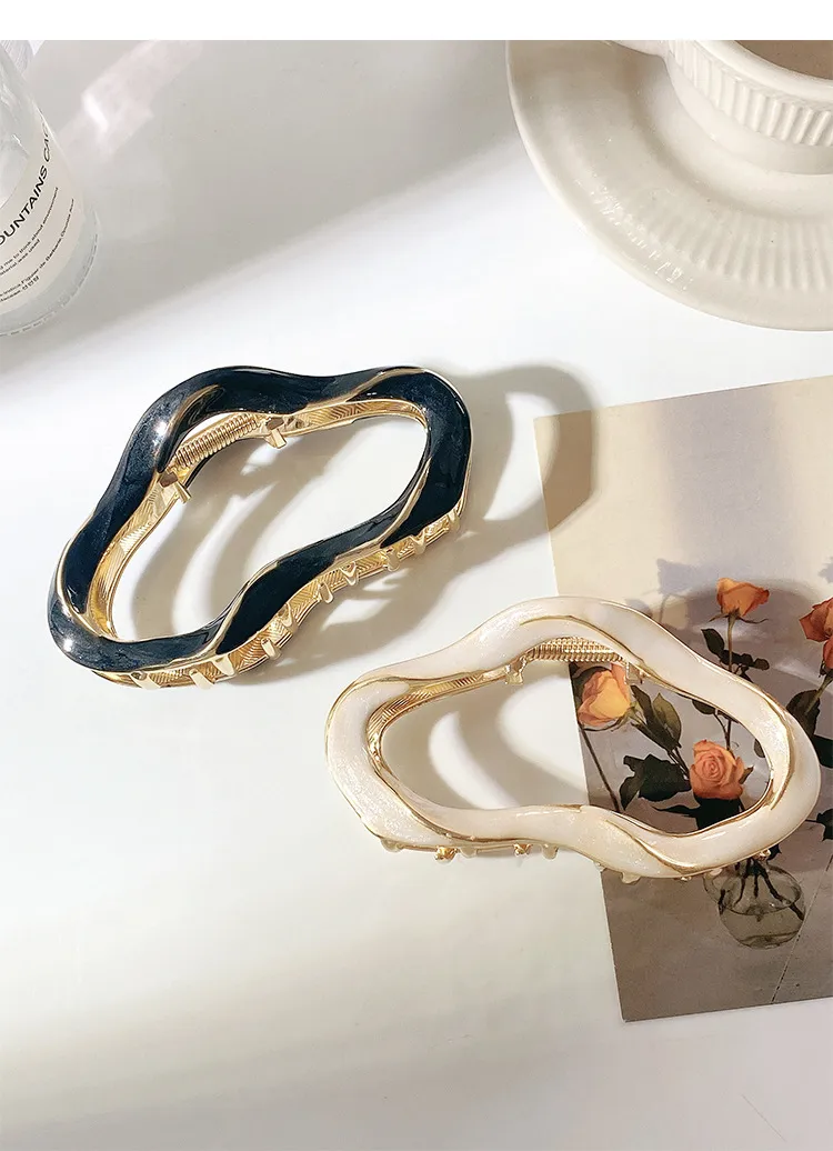 Women's Simple Style Solid Color Metal Hair Claws display picture 11