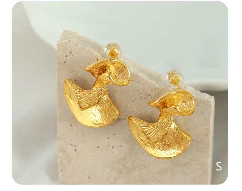 1 Pair Elegant Vintage Style Irregular Plating 304 Stainless Steel Titanium Steel 18K Gold Plated Ear Studs display picture 3