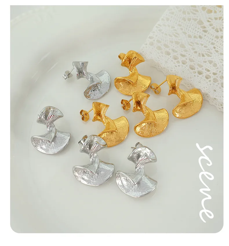 1 Pair Elegant Vintage Style Irregular Plating 304 Stainless Steel Titanium Steel 18K Gold Plated Ear Studs display picture 5