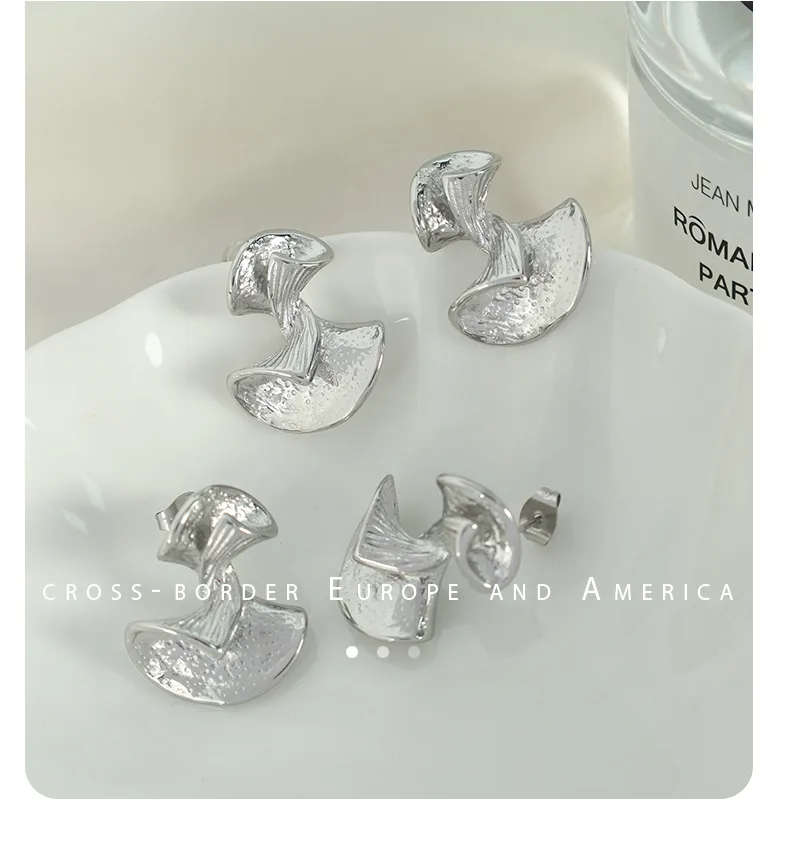 1 Pair Elegant Vintage Style Irregular Plating 304 Stainless Steel Titanium Steel 18K Gold Plated Ear Studs display picture 4