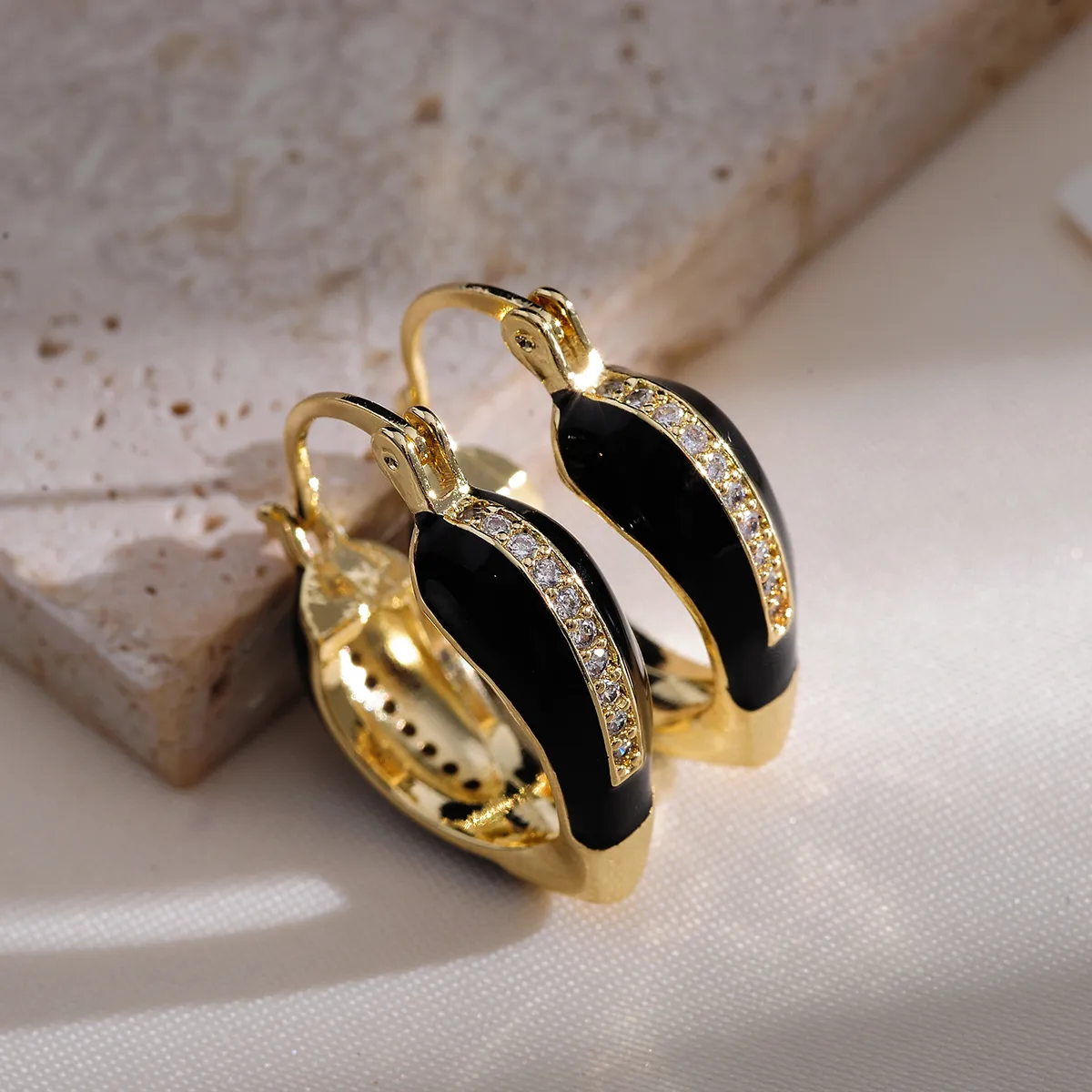 French Style Retro Elegant Fashion Dripping Ear Clip Women's Niche Design Simple Autumn And Winter Versatile High-Grade Earrings display picture 2