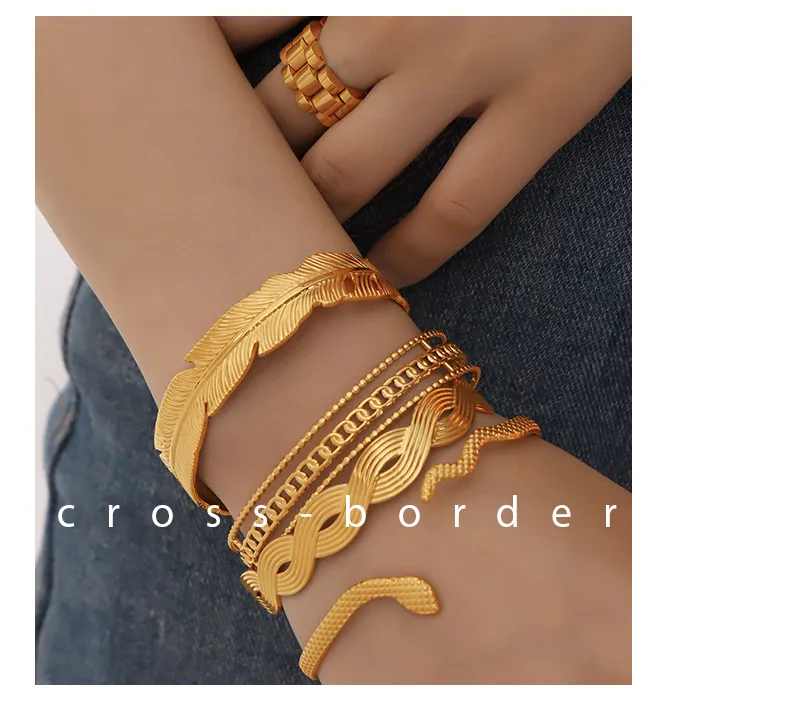 Vintage Style Exaggerated Round Feather 304 Stainless Steel 18K Gold Plated Bangle In Bulk display picture 5