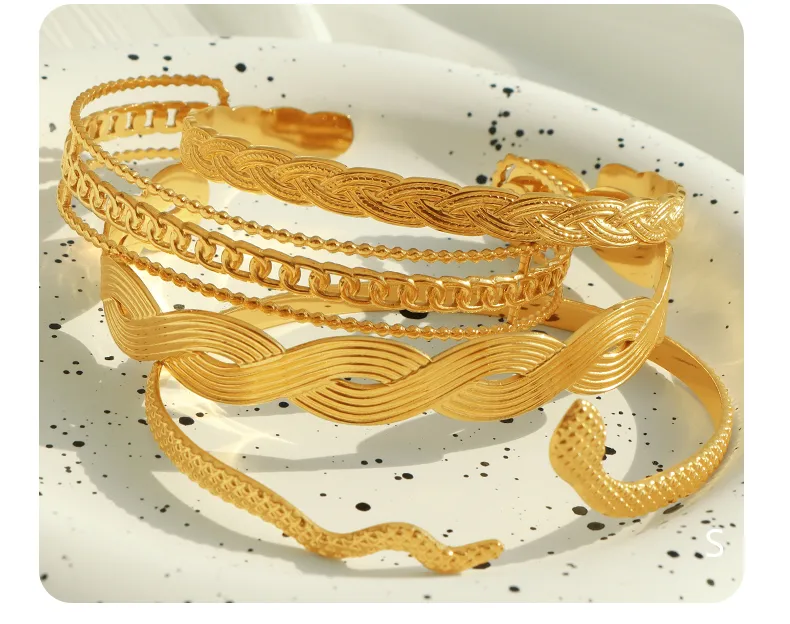 Vintage Style Exaggerated Round Feather 304 Stainless Steel 18K Gold Plated Bangle In Bulk display picture 2