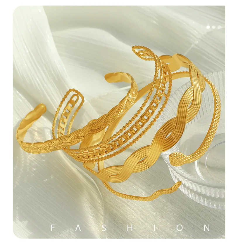 Vintage Style Exaggerated Round Feather 304 Stainless Steel 18K Gold Plated Bangle In Bulk display picture 1