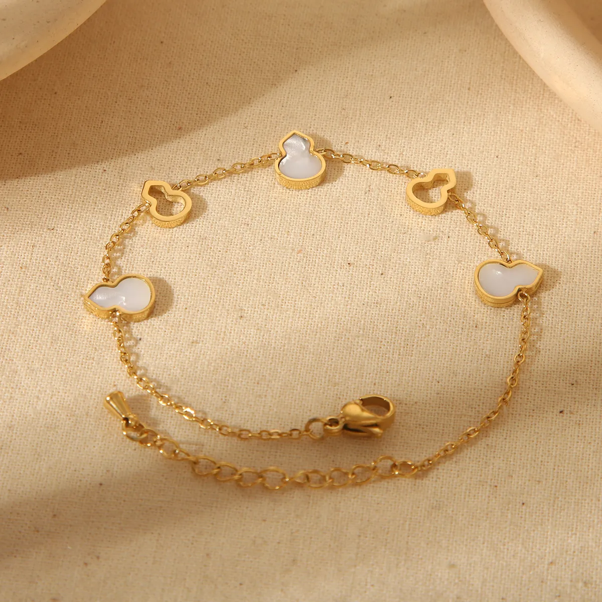 Wholesale Jewelry French Style Classic Style Squash 304 Stainless Steel Acrylic 18K Gold Plated Hollow Out Bracelets Jewelry Set display picture 1