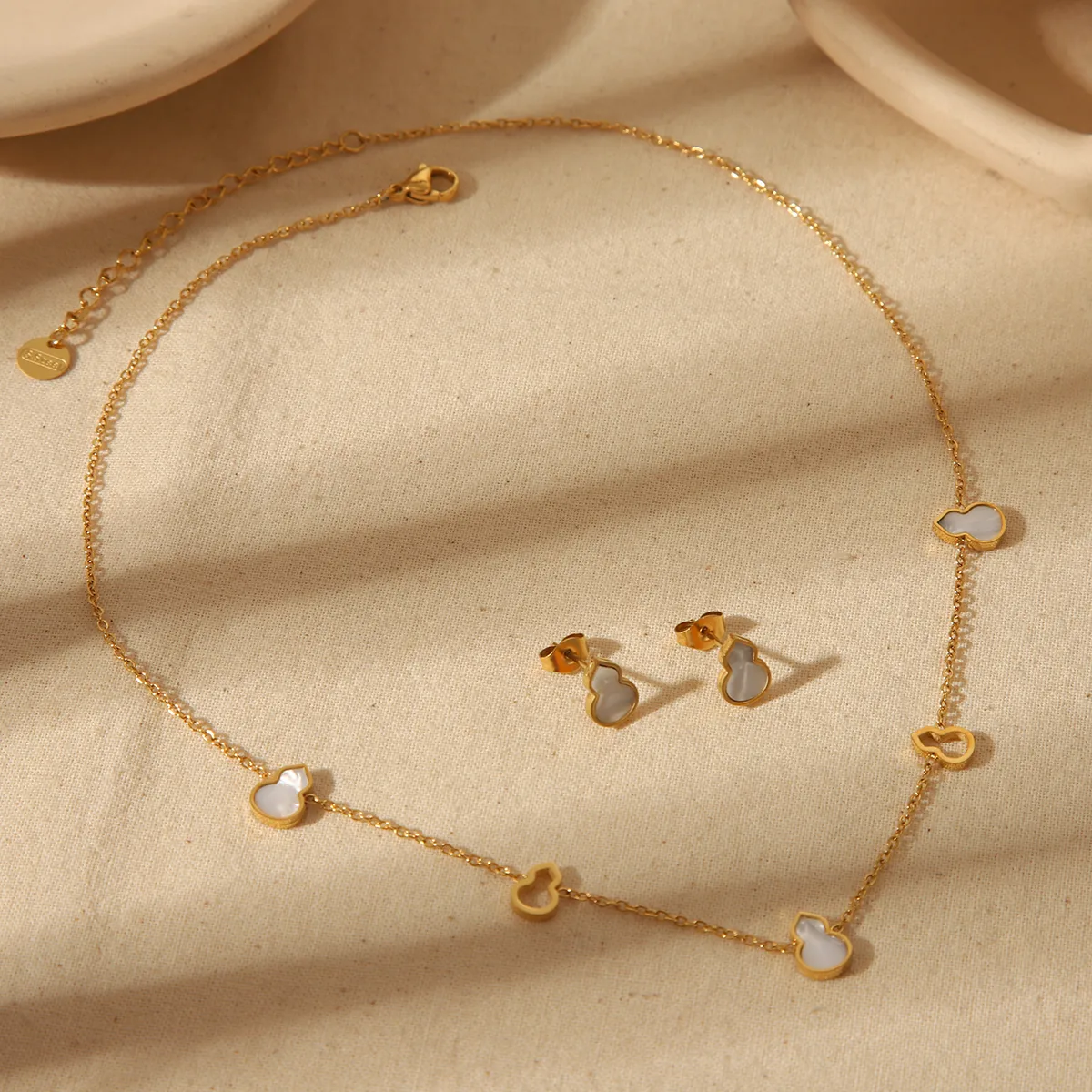 Wholesale Jewelry French Style Classic Style Squash 304 Stainless Steel Acrylic 18K Gold Plated Hollow Out Bracelets Jewelry Set display picture 2