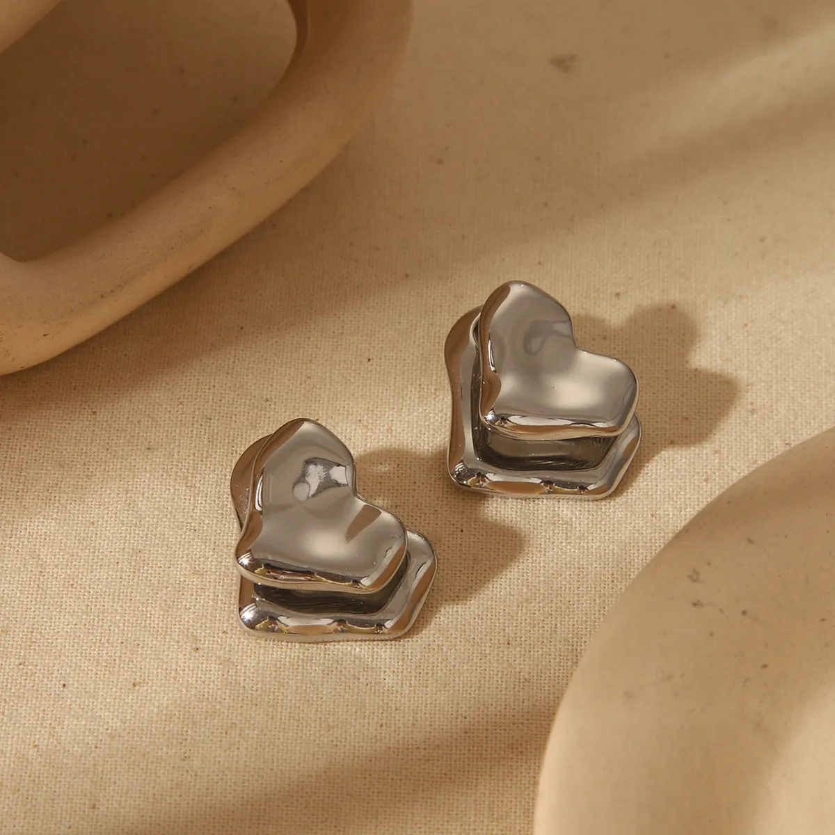 1 Pair Commute Red Heart Solid Color 304 Stainless Steel 18K Gold Plated Ear Studs display picture 1