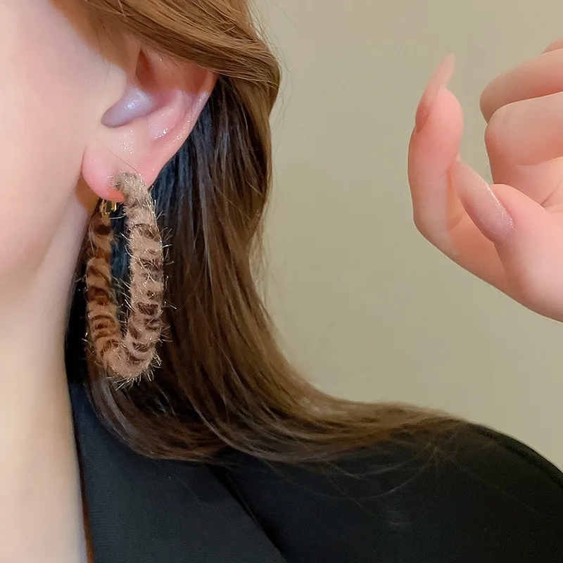 1 Pair Casual Artistic Commute Leopard Cloth Earrings Ear Studs display picture 9