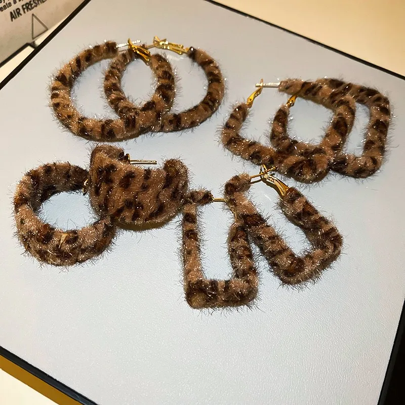 1 Pair Casual Artistic Commute Leopard Cloth Earrings Ear Studs display picture 7