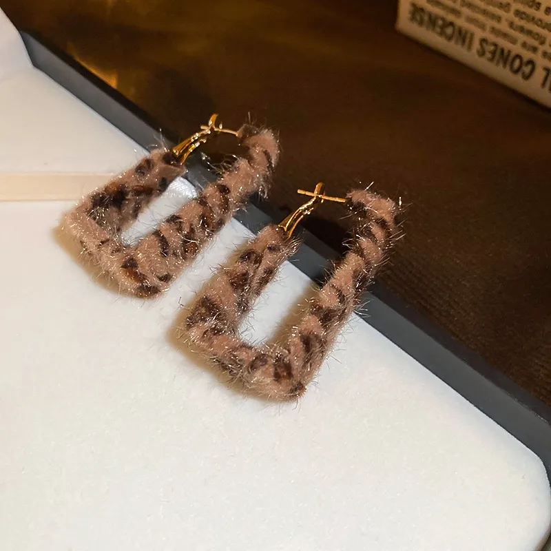 1 Pair Casual Artistic Commute Leopard Cloth Earrings Ear Studs display picture 8