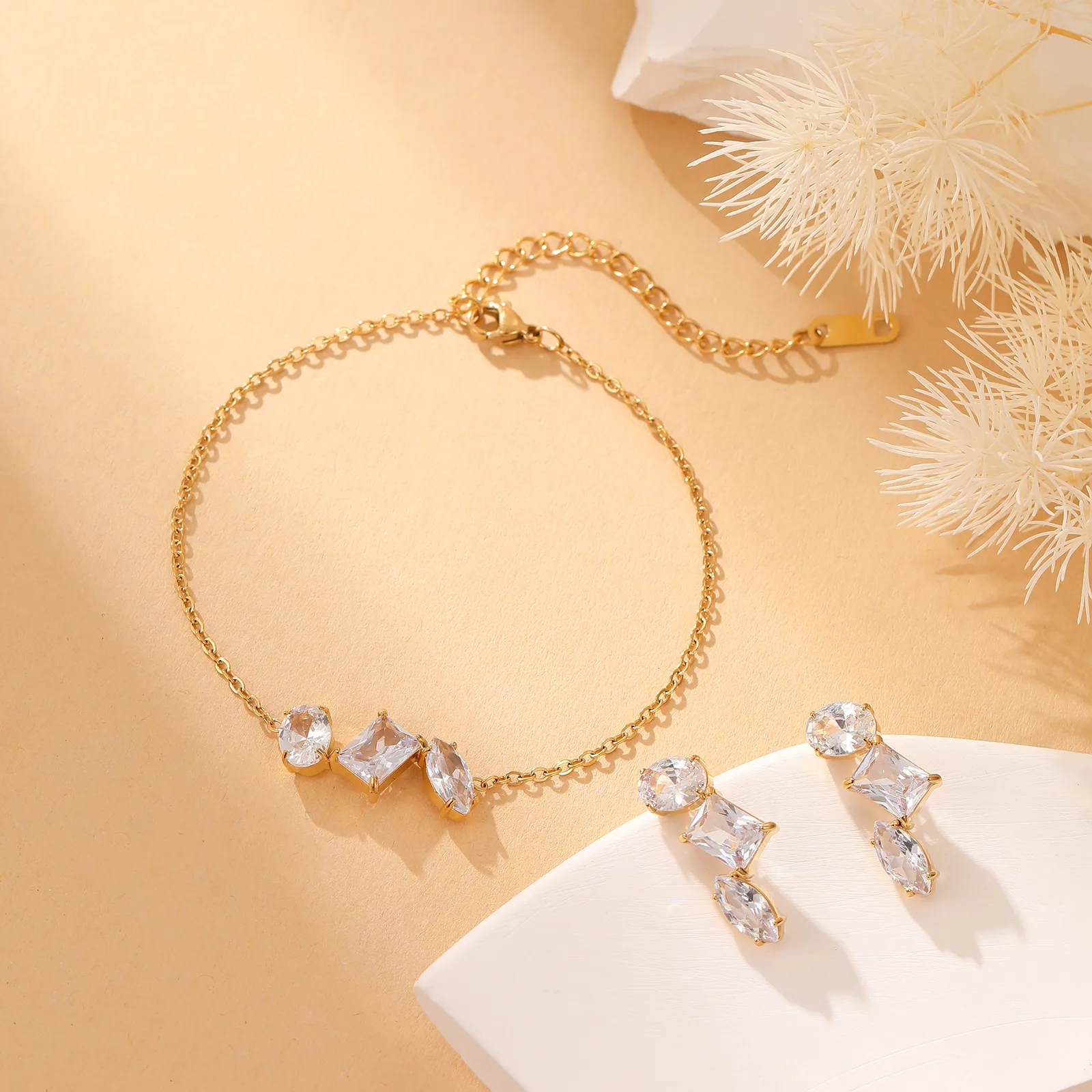 Simple Style Classic Style Geometric 304 Stainless Steel Zircon 18K Gold Plated Women's Jewelry Set display picture 3