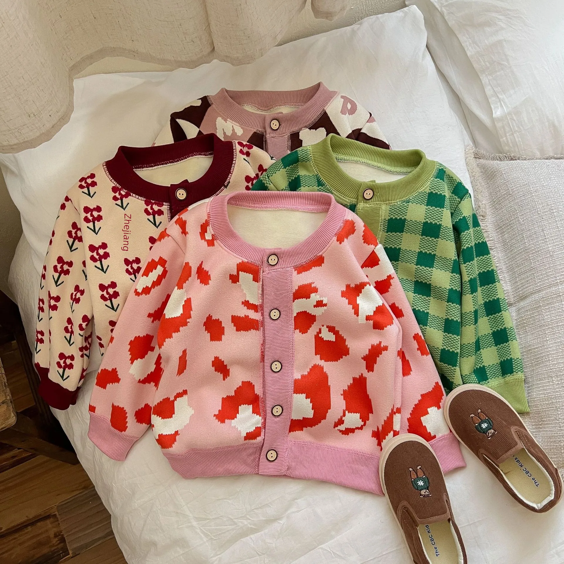 Autumn And Winter New Children's  Knitted Coat Boys And Girls Baby Warm Cardigan Thickened Outer Coat display picture 5