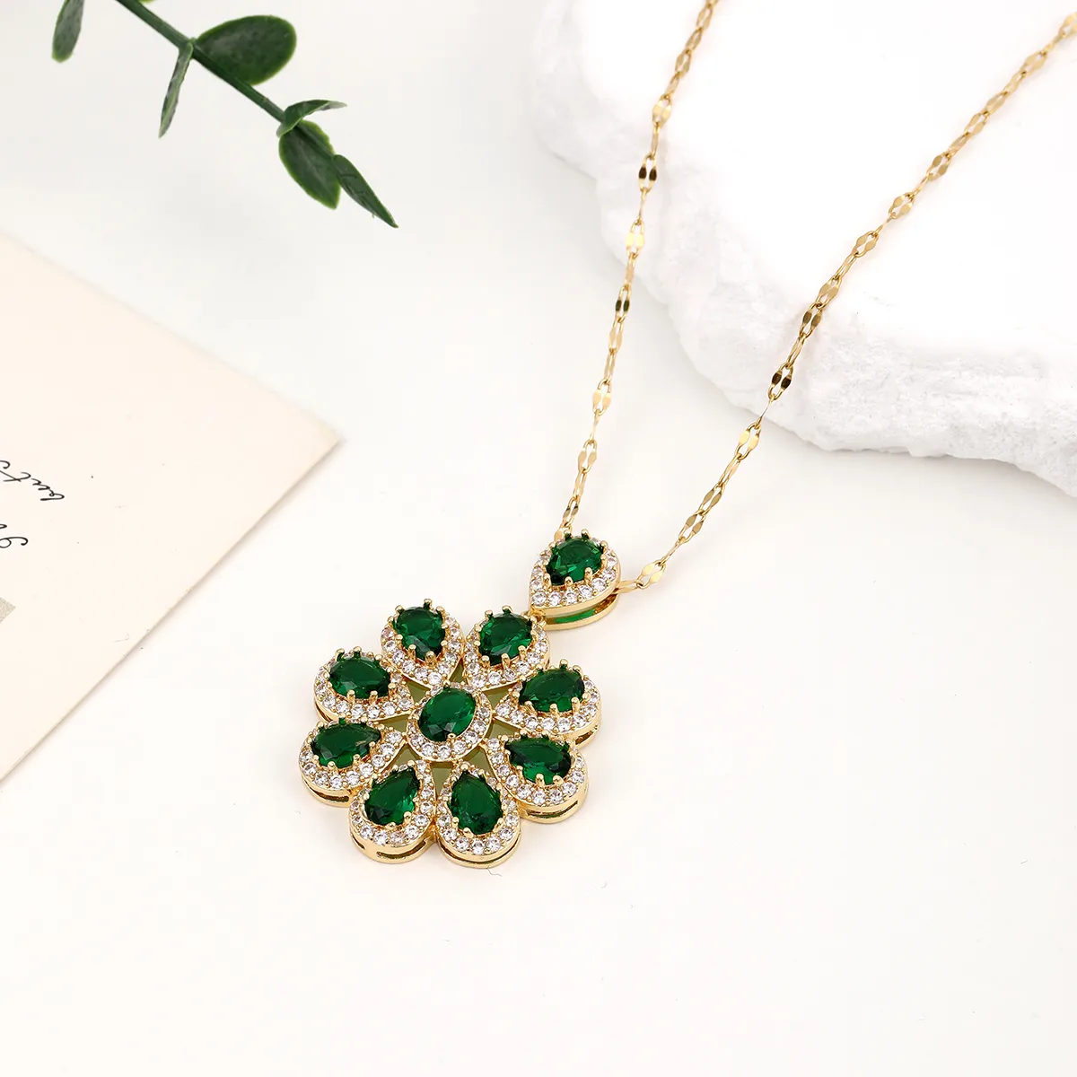 Wholesale Jewelry Casual Flower 304 Stainless Steel Copper Zircon Pendant Necklace display picture 2