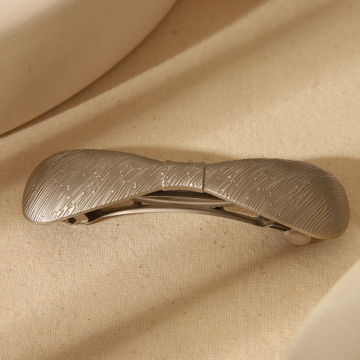 Women's Cute Basic Solid Color Alloy Hair Clip display picture 16