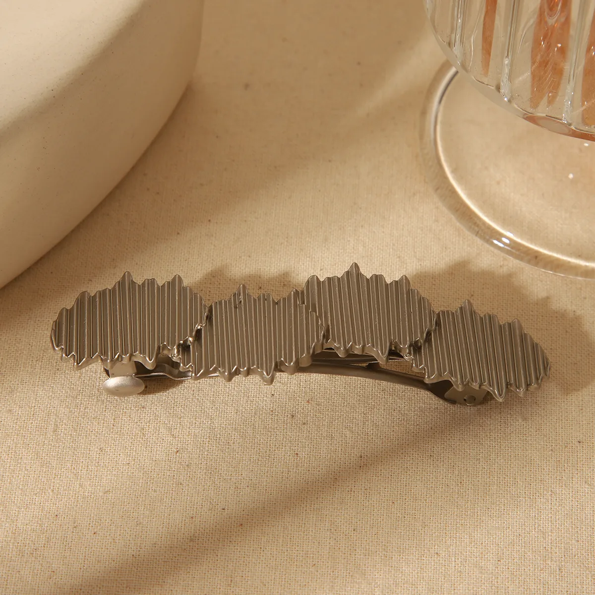 Women's Cute Basic Solid Color Alloy Hair Clip display picture 15