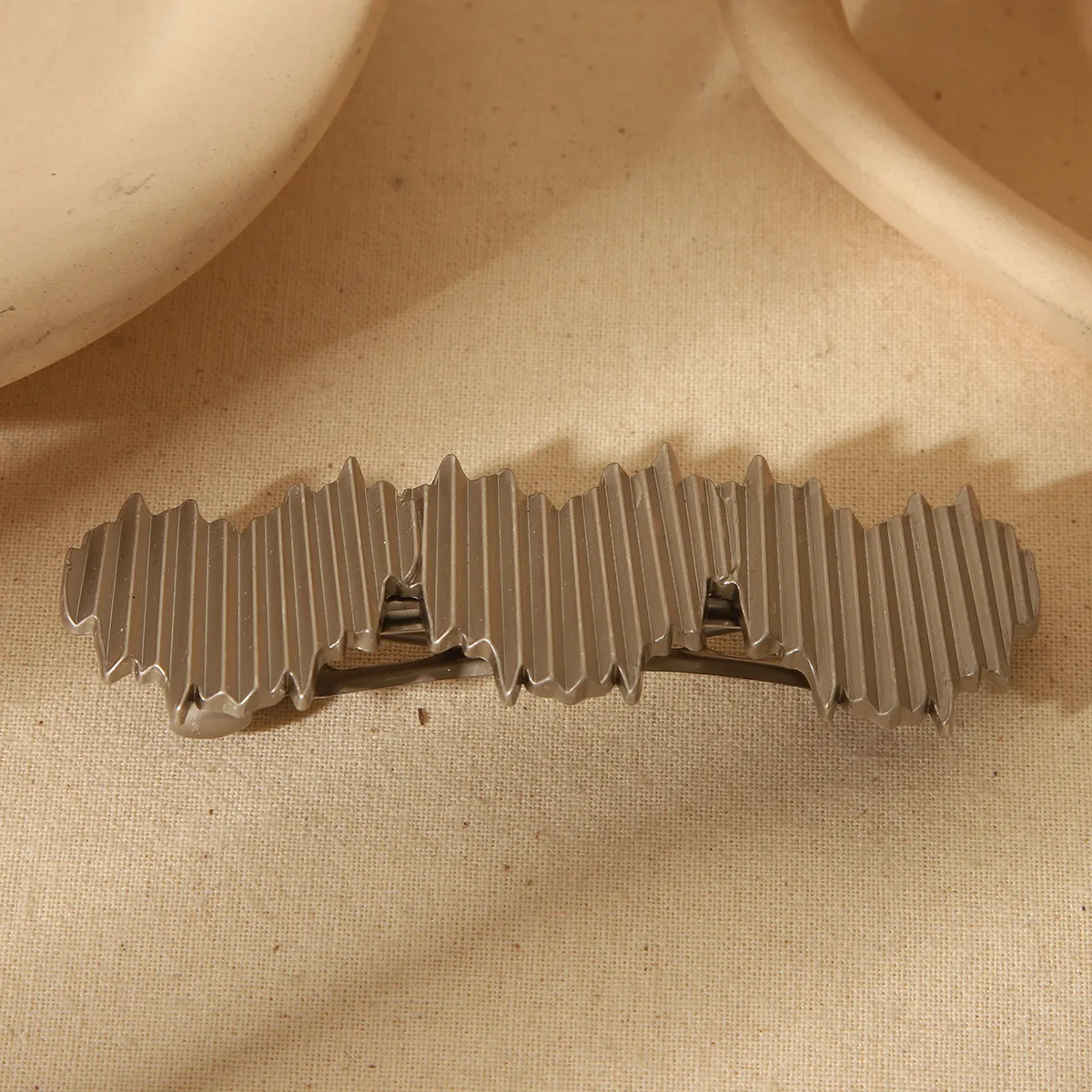 Women's Cute Basic Solid Color Alloy Hair Clip display picture 21