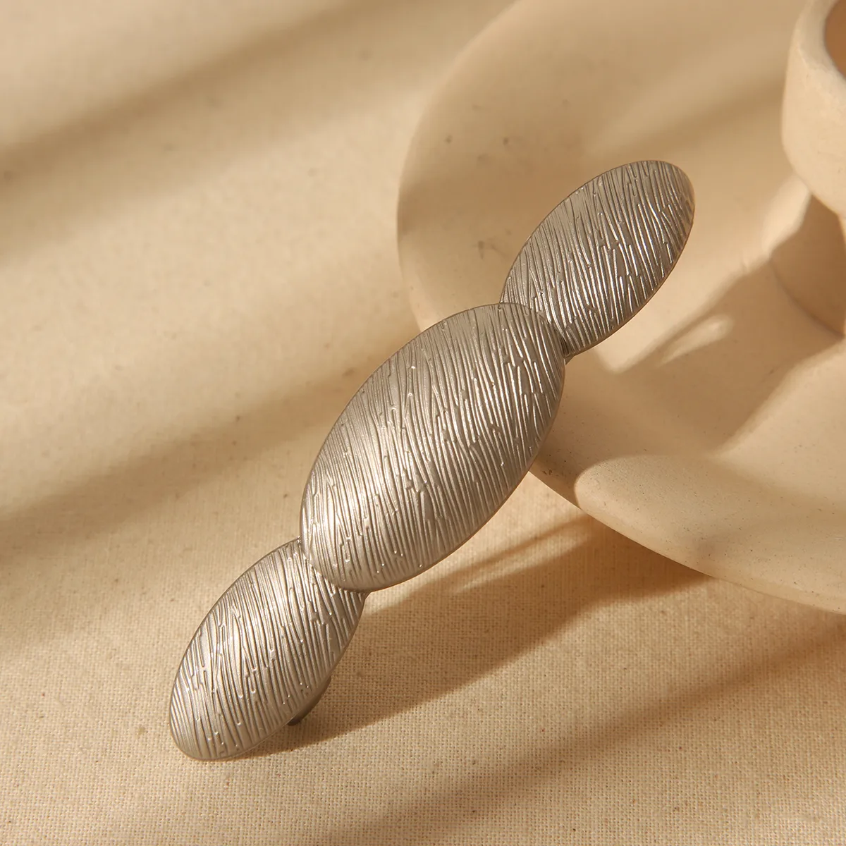 Women's Cute Basic Solid Color Alloy Hair Clip display picture 18