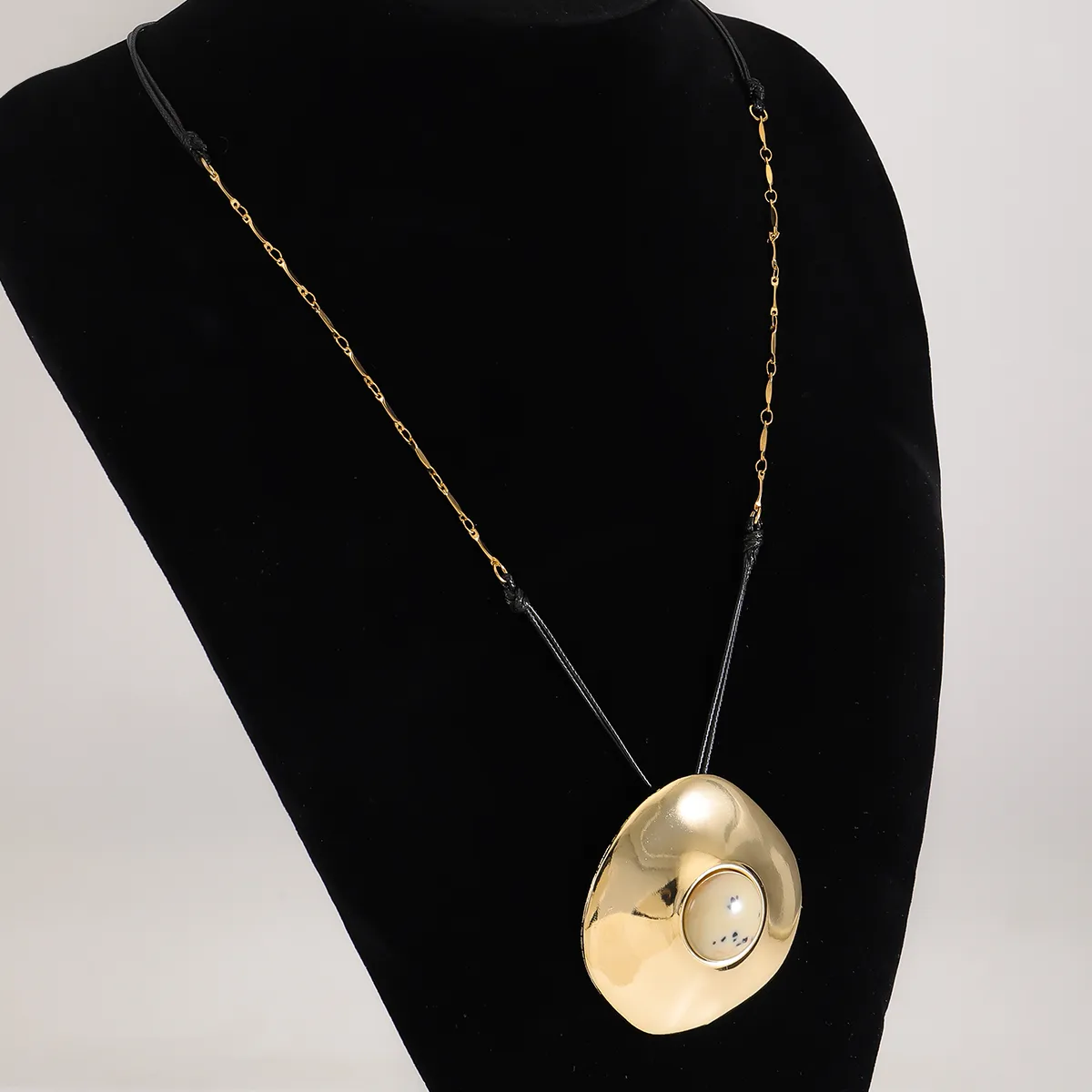 Casual Artistic Round Alloy Leather Rope Wholesale Pendant Necklace display picture 12