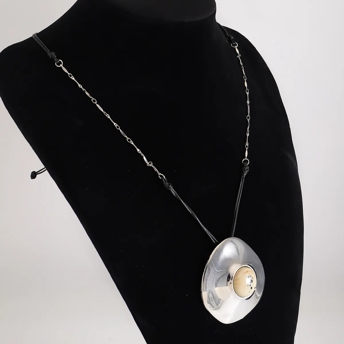 Casual Artistic Round Alloy Leather Rope Wholesale Pendant Necklace display picture 11