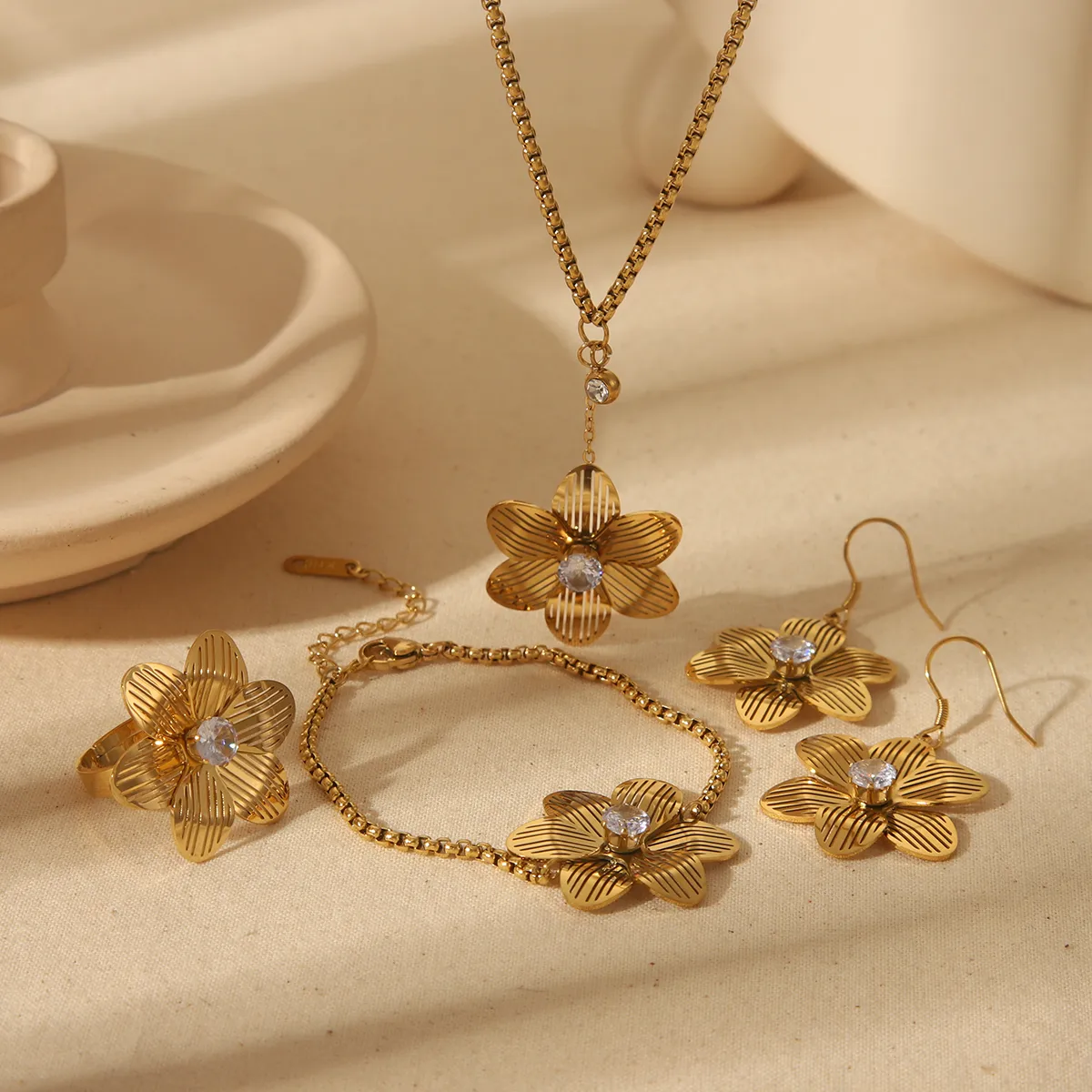 Wholesale Jewelry Elegant Vintage Style Solid Color Flower 304 Stainless Steel Zircon 18K Gold Plated Cutting Bracelets Earrings Necklace display picture 5