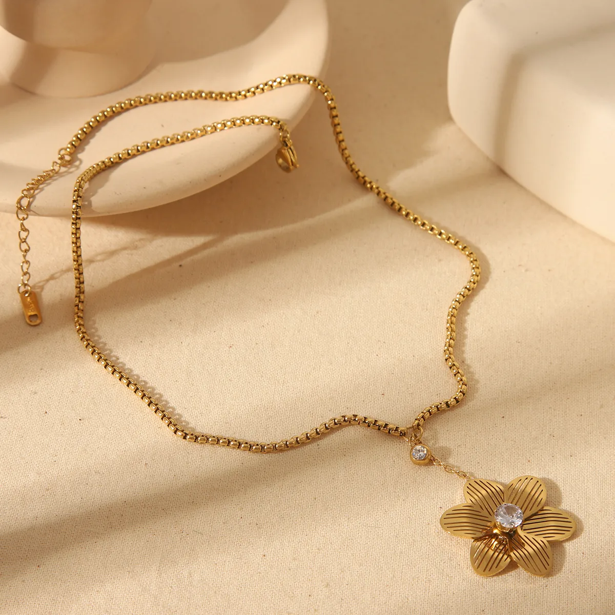 Wholesale Jewelry Elegant Vintage Style Solid Color Flower 304 Stainless Steel Zircon 18K Gold Plated Cutting Bracelets Earrings Necklace display picture 8