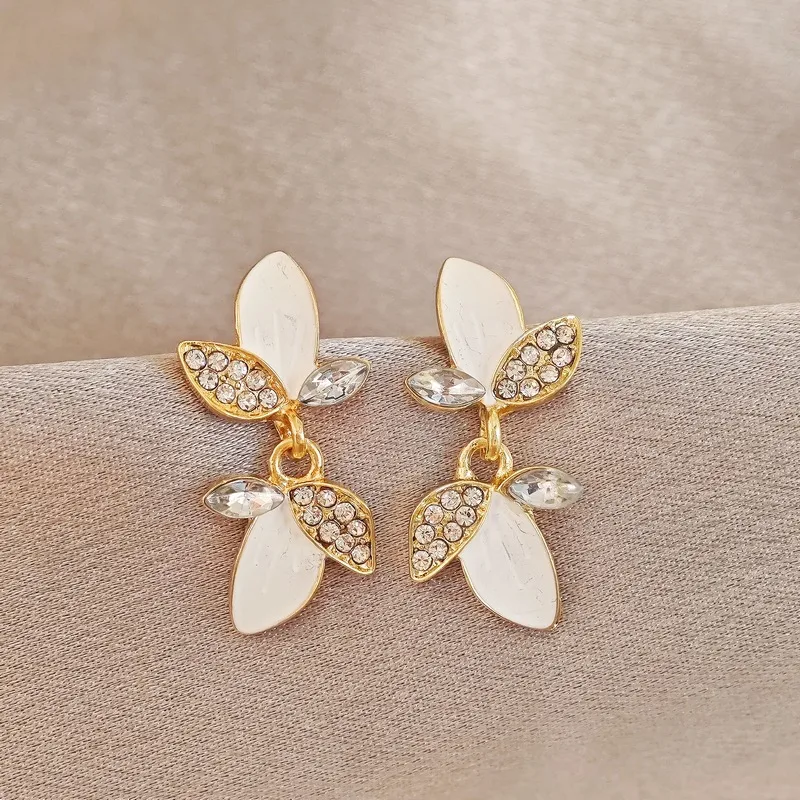 1 Pair Elegant Petal Plating Inlay Alloy Zircon Gold Plated Drop Earrings display picture 4