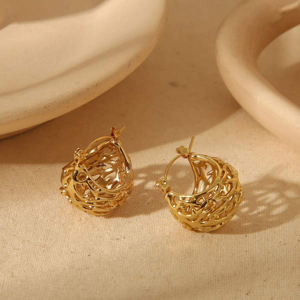 1 Pair Basic Commute C Shape Hollow Out 304 Stainless Steel 18K Gold Plated Drop Earrings display picture 1