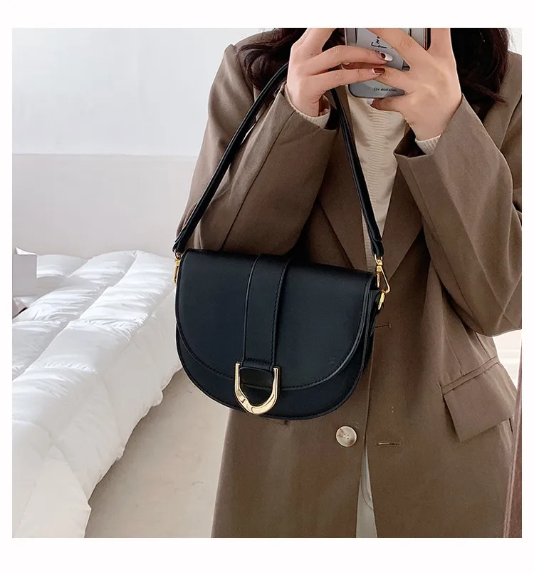 Women's Small Pu Leather Solid Color Streetwear Shell Magnetic Buckle Shoulder Bag Crossbody Bag display picture 5