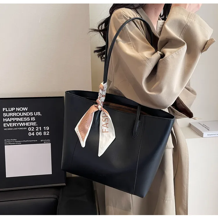 Women's Large Pu Leather Solid Color Streetwear Square Zipper Shoulder Bag Tote Bag display picture 3
