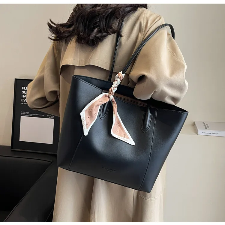 Women's Large Pu Leather Solid Color Streetwear Square Zipper Shoulder Bag Tote Bag display picture 4