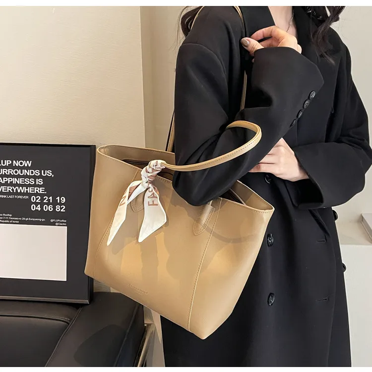 Women's Large Pu Leather Solid Color Streetwear Square Zipper Shoulder Bag Tote Bag display picture 6