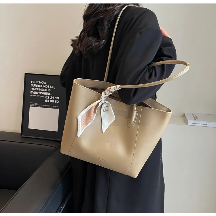 Women's Large Pu Leather Solid Color Streetwear Square Zipper Shoulder Bag Tote Bag display picture 7