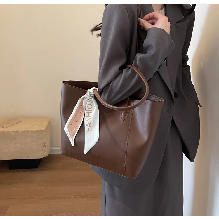 Women's Large Pu Leather Solid Color Streetwear Square Zipper Shoulder Bag Tote Bag display picture 9