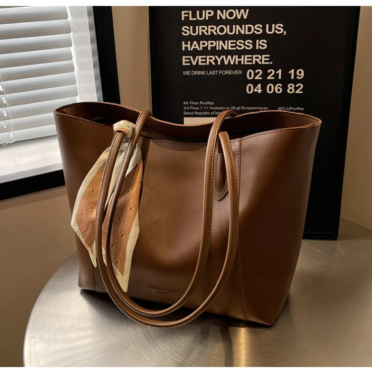 Women's Large Pu Leather Solid Color Streetwear Square Zipper Shoulder Bag Tote Bag display picture 15
