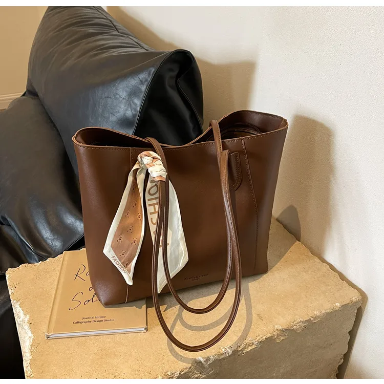 Women's Large Pu Leather Solid Color Streetwear Square Zipper Shoulder Bag Tote Bag display picture 16